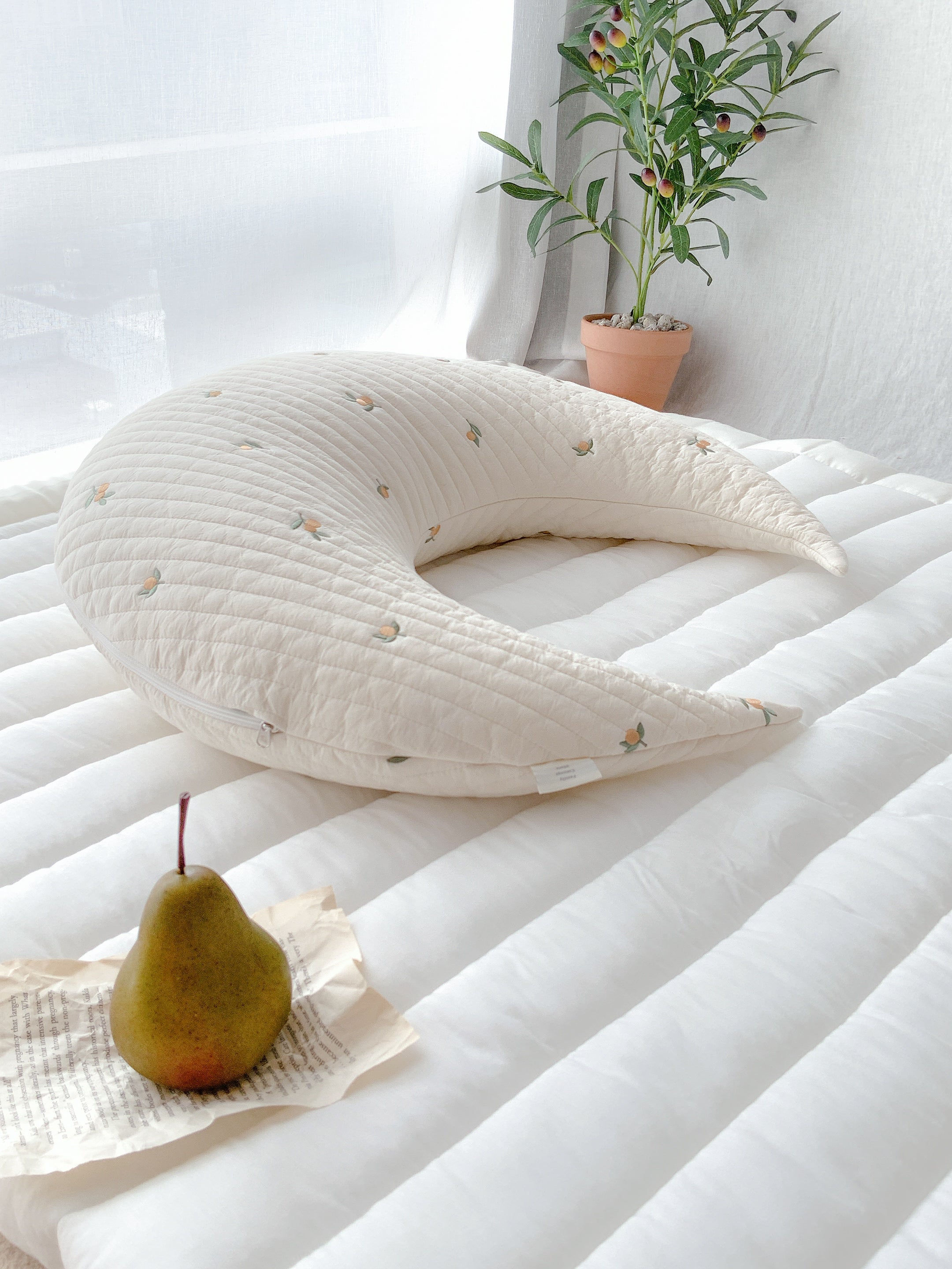 Hypoallergenic Moon Pillow | Olive