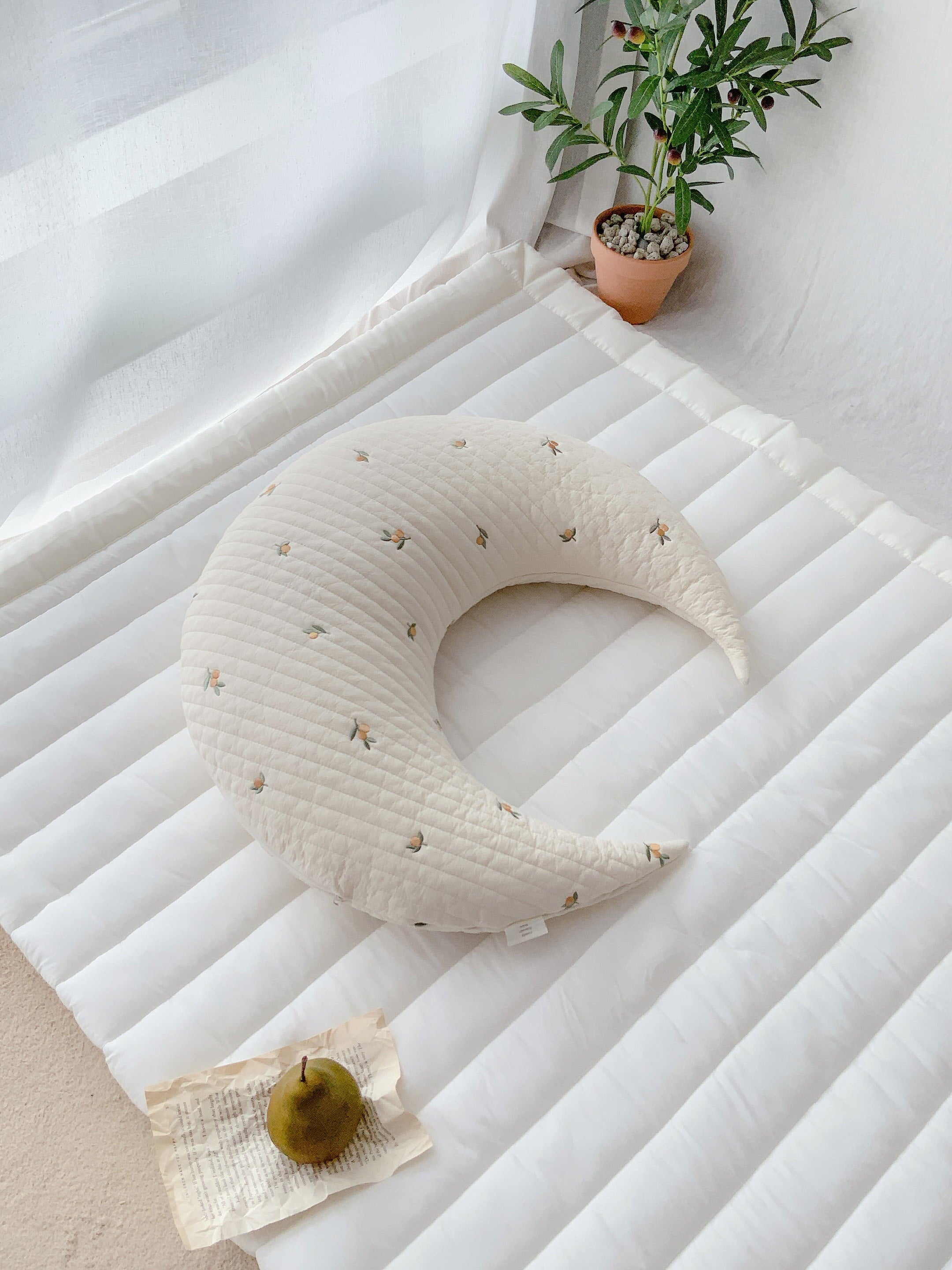 Hypoallergenic Moon Pillow | Olive